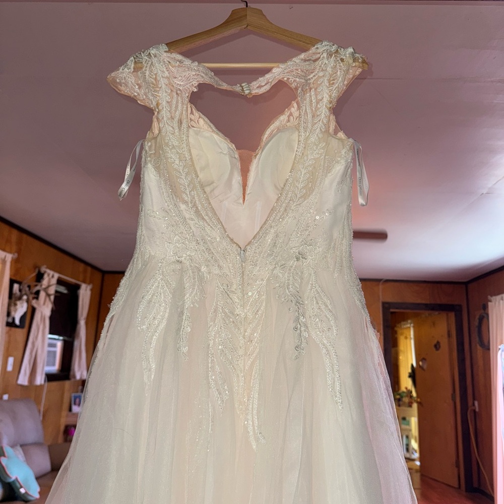 Elegant White Wedding Dress - Picture 5 of 13